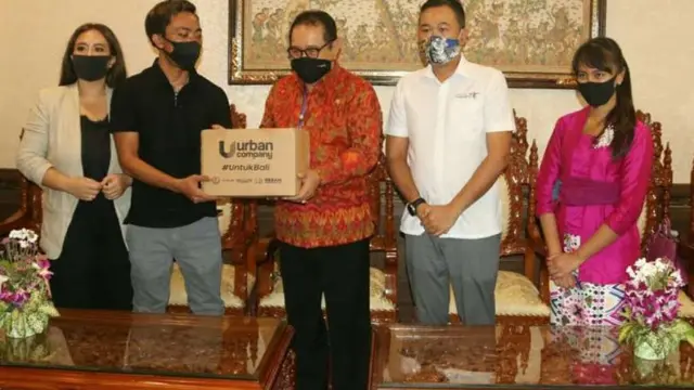 Wakil Gubernur Bali Terima Bantuan untuk Diteruskan ke Pekerja Pariwisata