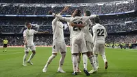 Para pemain Real Madrid merayakan kemenangan atas Real Valladolid pada laga La Liga Spanyol di Stadion Santiago Bernabeu, Madrid, Sabtu (3/11). Madrid menang 2-0 atas Valladolid. (AFP/Javier Soriano)