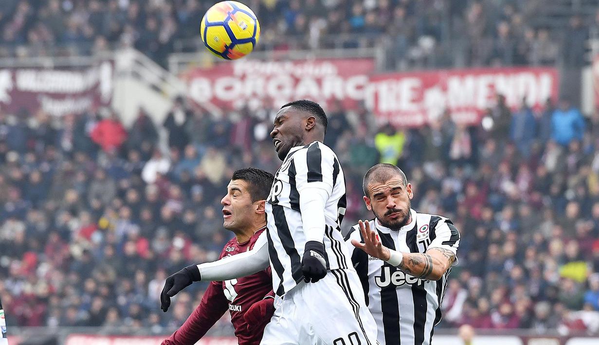 Pemain Torino, Iago Falque (kiri) berusaha menjangkau bola saat duel dengan para pemain Juventus pada laga Serie A di Stadio Grande Torino, Turin (18/2/2018). Juventus menang 1-0. (Alessandro Di Marco/ANSA via AP)