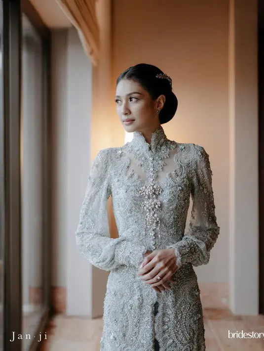 Kebaya modern banyak digunakan untuk pernikahan. Salah satunya Mikha Tambayong yang kenakan kebaya panjang dengan lengan gelembung dan kerah mandarin rancangan Vera Anggraini. [@miktambayong]