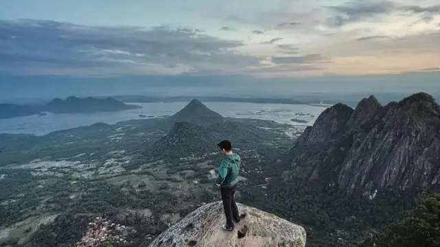 Gunung Bongkok atau Gunung Bengkok di Purwakarta