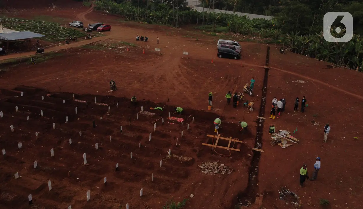 Foto udara memperlihatkan aktivitas pemakaman dengan protokol COVID-19 di TPU Pondok Ranggon, Jakarta, Sabtu (10/10/2020). Pemprov DKI Jakarta telah memperluas lahan TPU Pondok Ranggon sekitar 13.500 meter persegi untuk pemakaman jenazah dengan protokol COVID-19. (Liputan6.com/Helmi Fithriansyah)