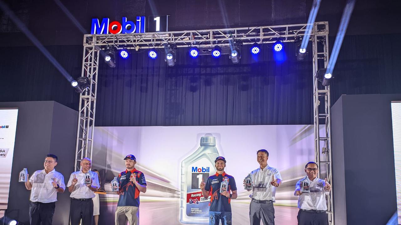 Pembalap MotoGP Brad Binder dan Jack Miller Memeriahkan Peluncuran Mobil 1 Racing 4T 10W-40