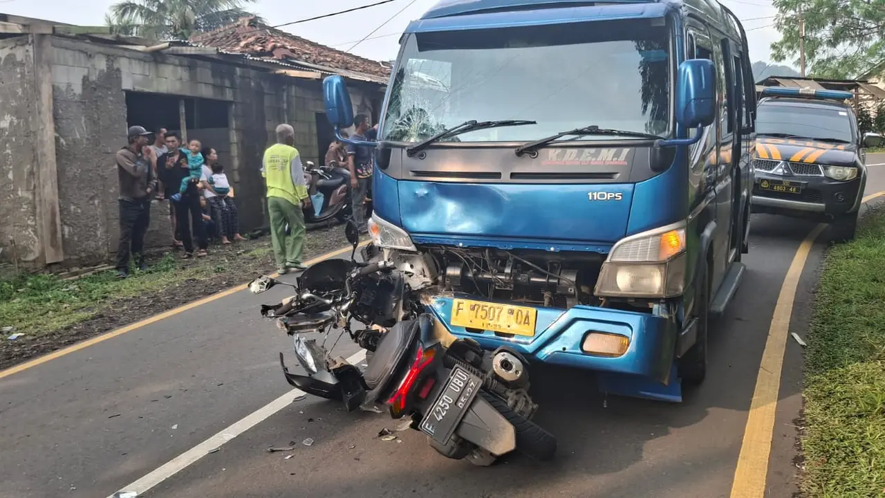 Kecelakaan Pemotor 'Adu Banteng' dengan Elf di Purabaya Sukabumi