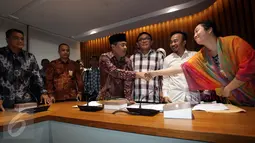 Ketua DPR Ade Komarudin (ketiga kiri) bersalaman dengan perwakilan orang tua korban vaksin palsu di Jakarta, Selasa (19/7). Pimpinan DPR akan membentuk Pansus Pengawasan Obat dan Vaksin Palsu. (Liputan6.com/Johan Tallo)