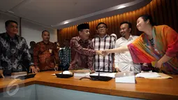 Ketua DPR Ade Komarudin (ketiga kiri) bersalaman dengan perwakilan orang tua korban vaksin palsu di Jakarta, Selasa (19/7). Pimpinan DPR akan membentuk Pansus Pengawasan Obat dan Vaksin Palsu. (Liputan6.com/Johan Tallo)