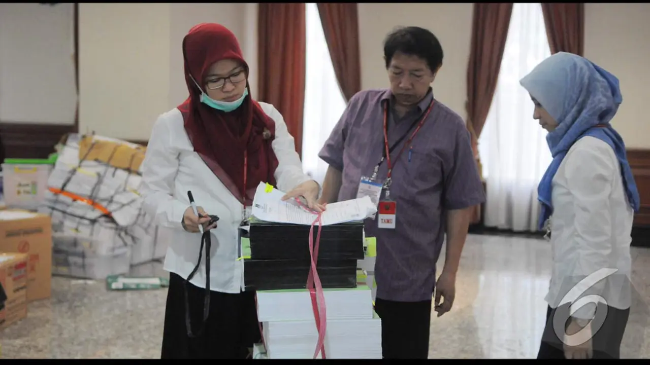 Perlu Puluhan Orang Untuk Angkut Berkas Gugatan Prabowo