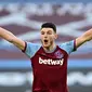 Declan Rice menjadi salah satu kunci gemilangnya West Ham United pada musim ini. Ia tercatat mampu menorehkan rata-rata 3 tekel dan 2 intersep di setiap pertandingannya. Rice juga mampu mencakup jarak bermain sebesar 324,6 km pada musim lalu. (AFP/Pool/Justin Setterfield)