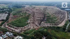 Foto udara di kawasan Tempat Pengolahan Sampah Terpadu (TPST) Bantar Gebang, Bekasi, Jawa Barat, Selasa (17/1/2023). Pemprov DKI Jakarta akan memfasilitasi Landfill Mining dan Refused Derived Fuel (RDF) Plant di TPST Bantar Gebang. (merdeka.com/Imam Buhori)