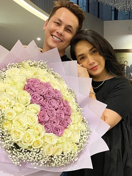 Lewat YouTube Channelnya beberapa waktu lalu, Ussy ternyata konsultasi ke dokter kandungannya, dr.Bramundito, Sp.OG, tentang cara agar dirinya tak lagi berbadan dua. (Instagram/ussypratama)