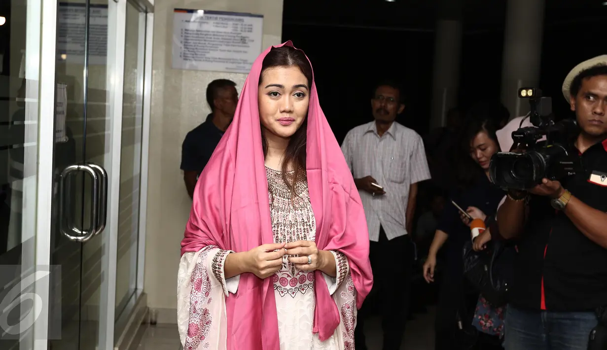 Adik Julia Perez, Nia Anggia memberikan keterangan pers tentang kondisi Julia Perez di RSCM, Jakarta, Jumat (21/4). Nia Anggia meminta maaf atas kesalahan yang pernah dilakukan kakaknya (Julia Perez). (Liputan6.com/Herman Zakharia)