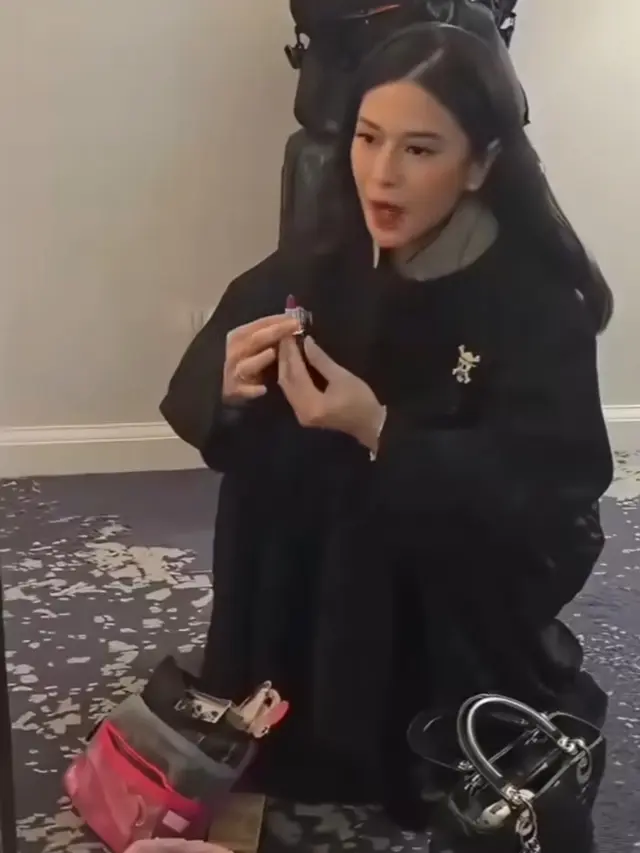 Dian Sastrowardoyo touch up lipstik di Toronto International Film Festival 2025. [@therealdisastr]