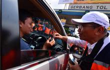 Artis cantik jual e-toll card bareng Dahlan Iskan