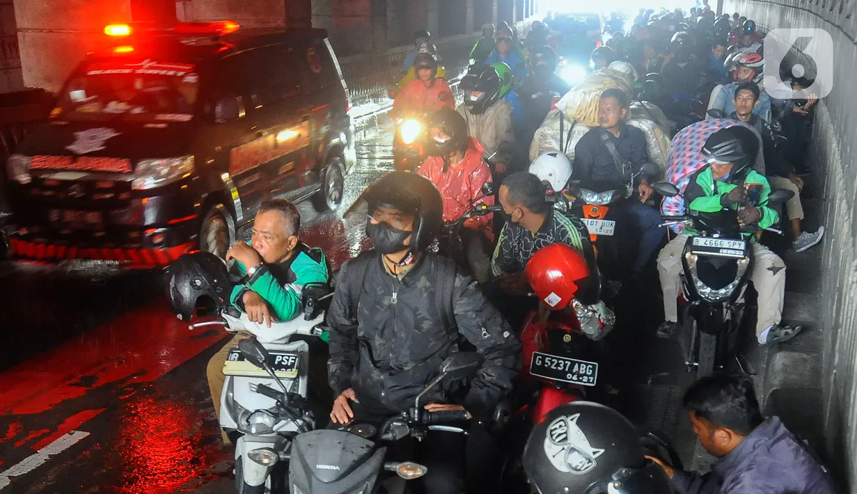 Para pengendara sepeda motor yang berhenti di bawah Underpass Mampang memakan satu lajur sehingga hanya sebagian yang bisa dilalui. (merdeka.com/Arie Basuki)