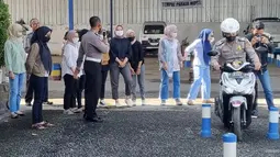 Polantas memberikan arahan safety riding kepada AO PNM Mekaar di Garut, Jawa Barat (13/02/2022). Kegiatan safety riding ini merupakan tindak lanjut atas program kerja K3 PT Permodalan Nasional Madani yang diikuti ratusan perempuan AO dari usai 18 hingga 22 tahun. (Liputan6.com/HO/PNM)