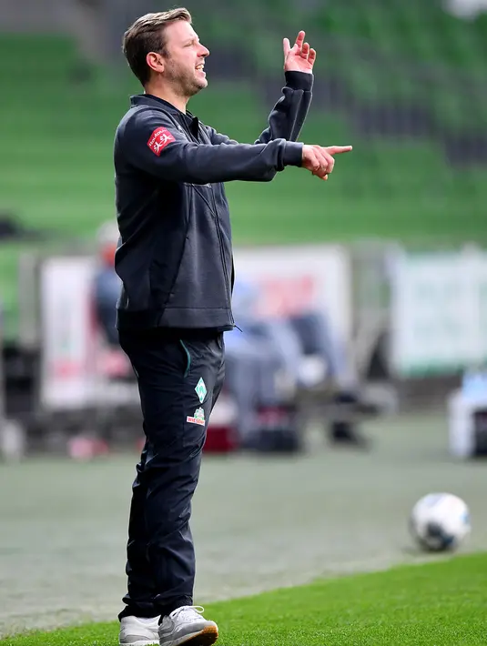 Reaksi pelatih Werder Bremen Florian Kohfeldt saat menyaksikan pemainnya berlaga melawan Bayer Leverkusen dalam pertandingan Bundesliga di Bremen, Jerman, Senin (18/5/2020). Bayer Leverkusen menang 4-1. (Stuart FRANKLIN/POOL/AFP)