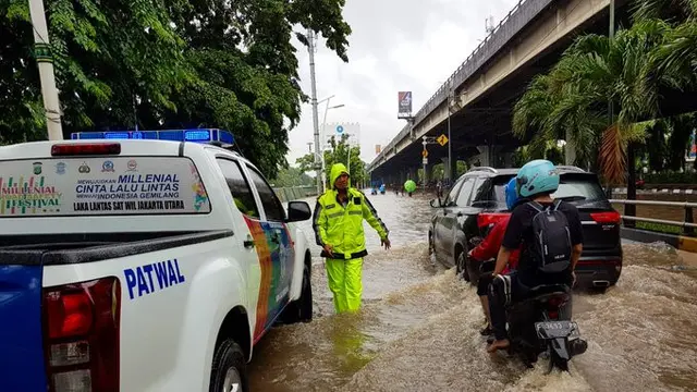 Banjir di depan SMR Jalan Mitra Sunter Jakarta Utara