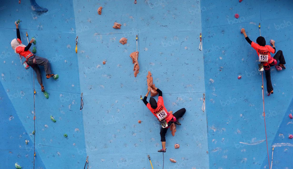Atlet Panjat Tebing dari Kalimantan TImur tengah beraksi pada kategori Lead Cabang Panjat Tebing PON XIX Jabar 2016 di Cikole, Bandung. (Bola.com/NIcklas Hanoatubun)