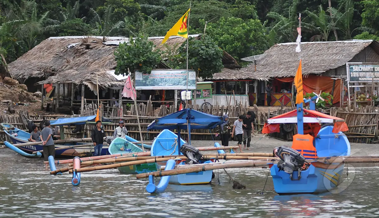 Untuk menuju Benteng Portugis, wisatawan diharuskan menyewa perahu. Harga sewanya, Rp 25 ribu-Rp 40 ribu per orang. Satu perahu bisa diisi sampai 15 orang. Foto diambil pada Senin (9/3/2015). (Liputan6.com/Johan Tallo)