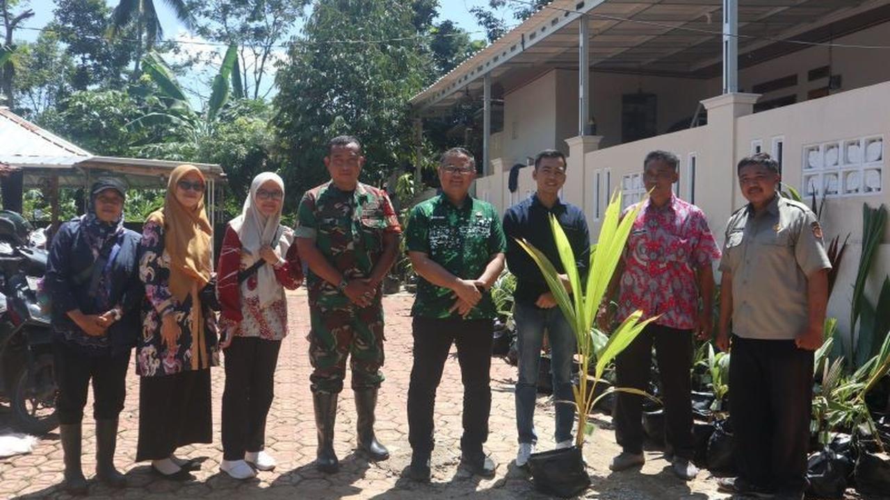 Pemkab Kuningan Salurkan Bibit Kelapa Genjah, Ganti Komoditas Sawit Demi Lingkungan dan Ekonomi Petani