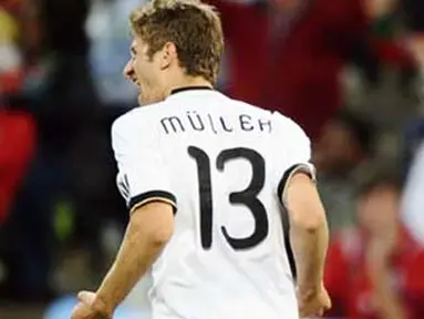 Selebrasi striker Jerman Thomas Mueller seusai menjebol gawang Inggris di babak 16 besar PD 2010 di Free State Stadium, Bloemfontein, 27 Juni 2010. Jerman unggul 4-1. AFP PHOTO / JEWEL SAMAD 