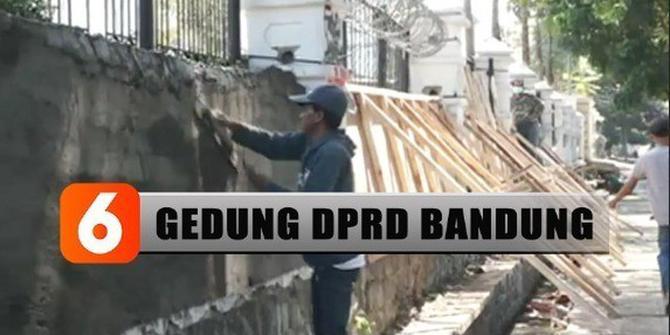 Demo Ricuh, Tembok DPRD Bandung Jebol Oleh Massa yang Anarkistis