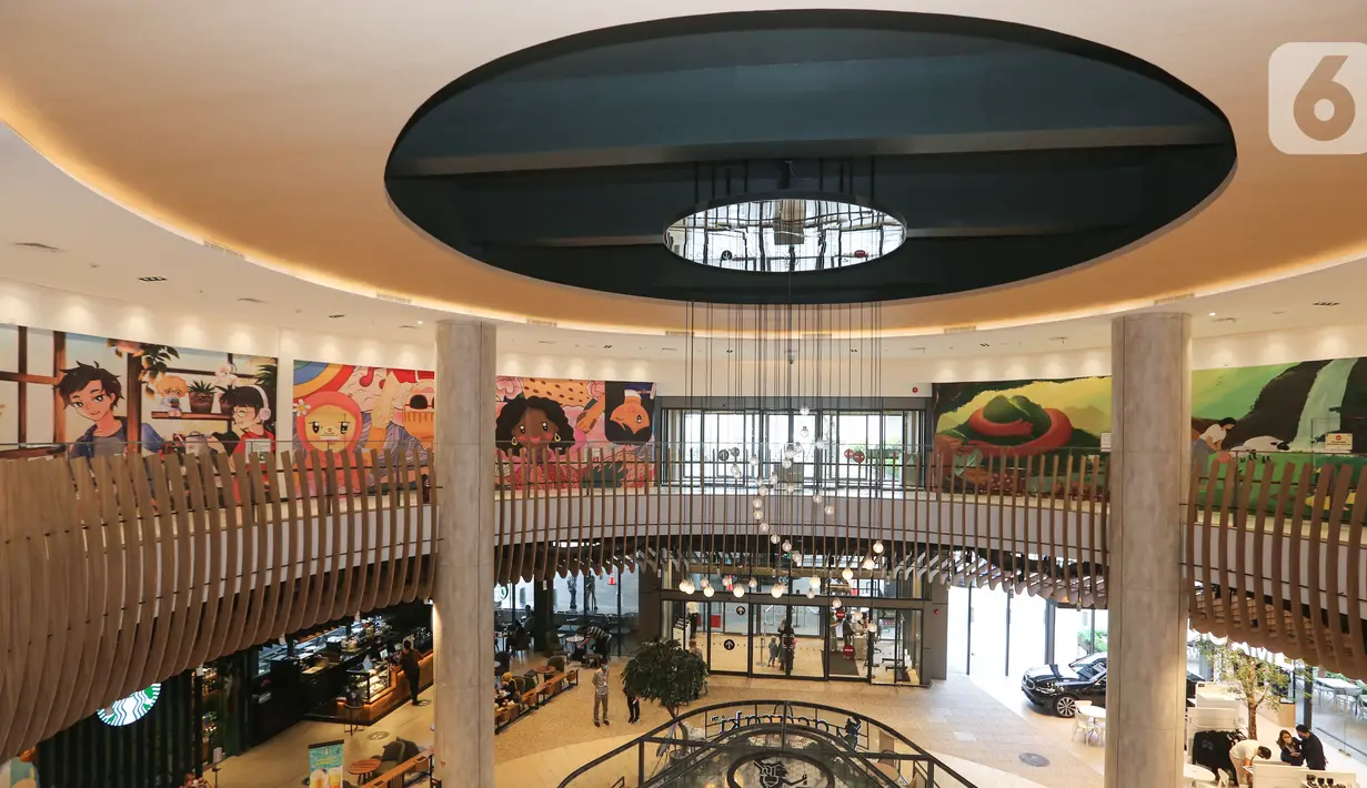 Interior pusat perbelanjaan di AEON MALL Tanjung Barat, Jakarta (20/05/2022). AEON Co.Ltd dan AEON MALL Co.Ltd resmi membuka jaringan pusat perbelanjaan keempatnya di Indonesia yang mengusung konsep “Find Happiness Beyond Your Future”. (Liputan6.com/Fery Pradolo)