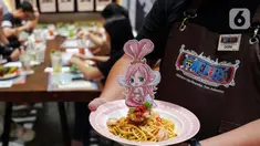 Pengunjung menikmati menu makanan ala serial animasi asal Jepang One Piece di Senayan Park Jakarta, Sabtu (23/11/2024). (Liputan6.com/Angga Yuniar)