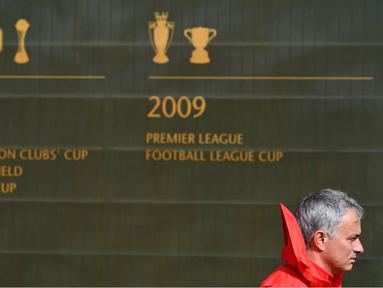 Pelatih Manchester United, Jose Mourinho memasuki tempat latihan di club training complex, Carrington, Manchester, (11/9/2017). MU akan melawan FC Basel di grup A. (AFP/Paul Ellis)