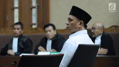 Bupati Lampung Tengah nonaktif, Mustafa menyimak pembacaan dakwaan oleh JPU di Pengadilan Tipikor, Jakarta, Senin (14/5). Mustafa didakwa menyuap beberapa anggota DPRD Lampung Tengah periode 2014-2019. (Liputan6.com/Helmi Fithriansyah)