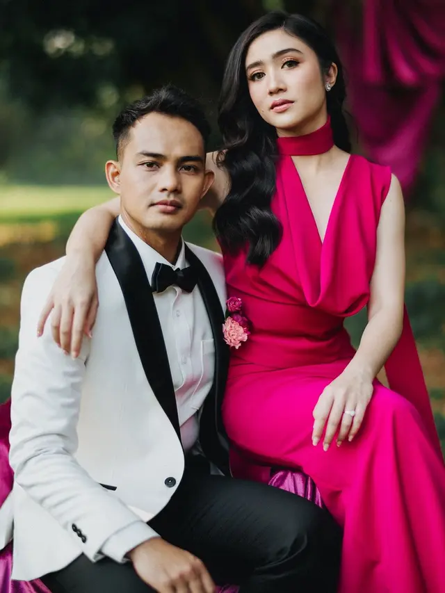 6 Pesona Elegan Calon Ibu Bhayangkari, Febby Rastanty dengan Gaun Fuschia Mencolok saat Lakoni Prewedding di Alam Terbuka