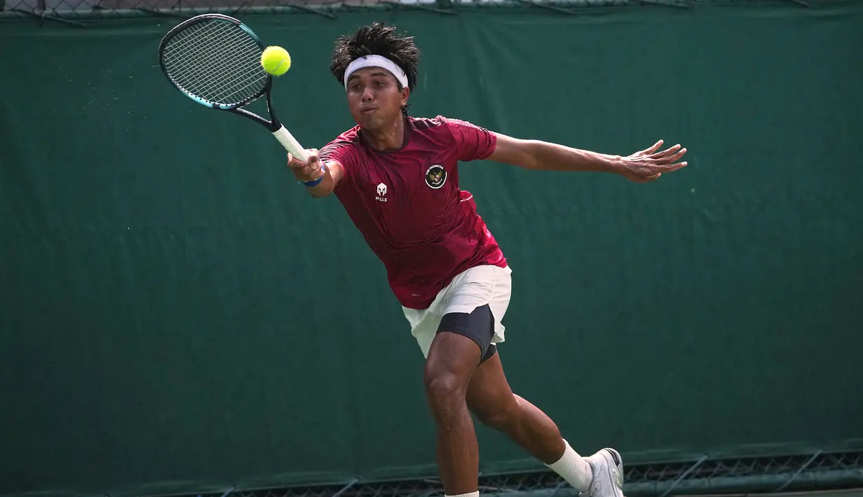 M. Rifqi Fitriadi tampil pantang menyerah saat berhadapan dengan Maximus Jones. Duel berlangsung sengit hingga tiga set, namun Rifqi menunjukkan mental baja di set penentuan untuk menang 6-3, 4-6, 7-6. Skor imbang 1-1 memaksa laga ditentukan lewat partai ganda. (AP Photo/Achmad Ibrahim)