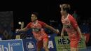 Ganda campuran Indonesia, Tontowi Ahmad/Liliyana Natsir, mengalahkan pasangan Malaysia, Tan Kian Meng/Lai Pei Jing pada laga Indonesia Open 2017 di JCC, Jumat (16/6/2017). Indonesia 21-18, 21-16. (Bola.com/M Iqbal Ichsan)
