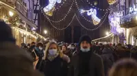 Lampu menerangi pasar Natal di Strasbourg, Prancis timur, Jumat(26/11/2021). Prancis mengumumkan keputusan suntikan Booster Covid-19 untuk semua orang dewasa agar tak lagi menerapkan pembatasan wilayah, atau batasan jam malam. (AP Photo/Jean-Francois Badias)