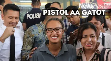 Artis Nadine Chandrawinata memenuhi panggilan penyidik Subdirektorat Resmob Polda Metro Jaya. mantan Putri Indonesia 2005 itu diperiksa polisi perihal temuan pistol di rumah Aa Gatot.