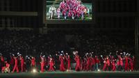 Kontingen Indonesia dalam upacara penutupan ASEAN Para Games 2022 di Stadion Manahan, Solo, Sabtu (6/8/2022) malam WIB. (Bola.com/Aryo Atmaja)