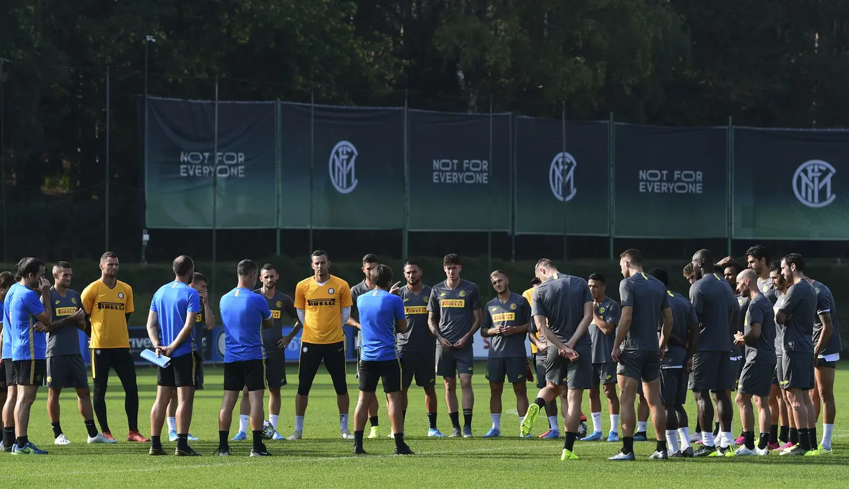Pelatih Inter Milan, Antonio Conte berbicara dengan para pemain selama sesi latihan tim di Appiano Gentile, Italia (16/9/2019). Inter Milan akan bertanding melawan Slavia Praha pada grup F Liga Champions di Giuseppe Meazza, Italia. (AFP Photo/Miguel Medina)