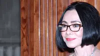 7 Pesona Desainer Ternama Poppy Dharsono, Tetap Menawan di Usia yang Tak Lagi Muda