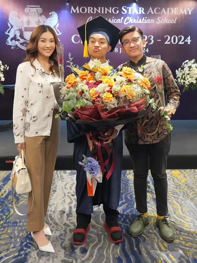 Foto Bareng Ruben Onsu, Gaya Mahal Sarwendah Tenteng Tas Hermes Seharga Rp460 Jutaan di Acara Wisuda Betrand Peto