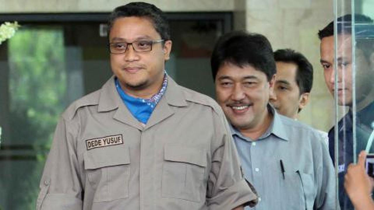 Dede Yusuf beli sepatu buatan Ariel 