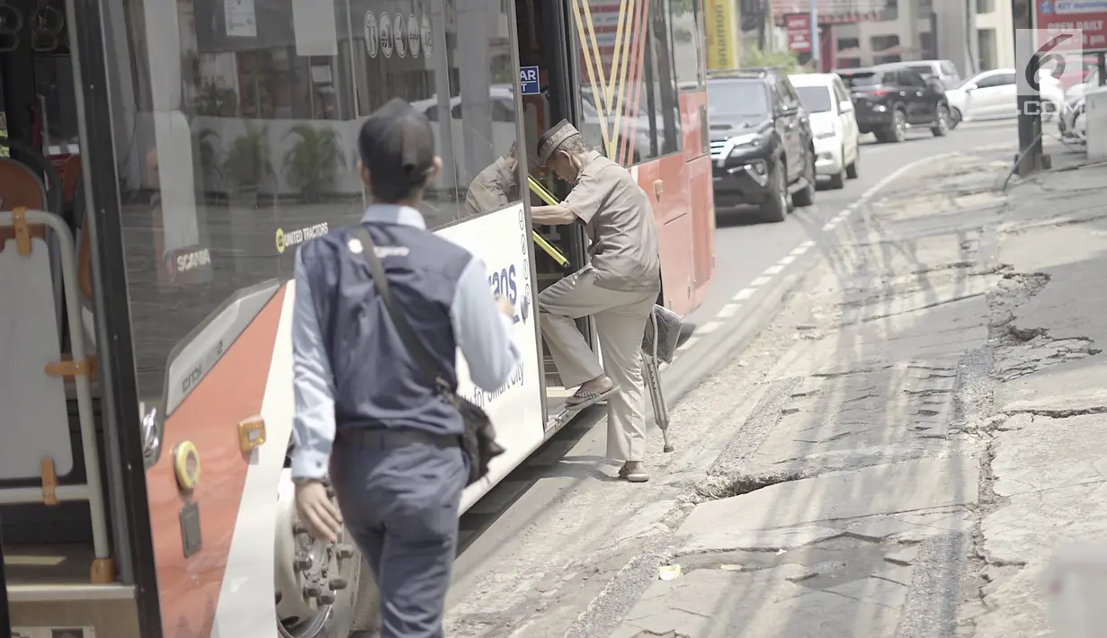 Penumpang menaiki bus Metrotrans di ruas jalan kawasan Kemang, Jakarta, Minggu (12/5/2019). Rencana pembangunan fisik penataan ruang jalan atau pedestrian kawasan Kemang akan dimulai pada akhir Mei 2019 dengan tujuan menjadikan kawasan tersebut sebagai objek wisata. (Liputan6.com/Immanuel Antonius)