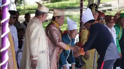 Sultan Tidore Husain Syah berjabat tangan dengan Rizal Ramli pada HUT ke 910 Kota Tidore di Kesultanan Tidore, Sulawesi Utara, Kamis (12/4). Kedatangannya ke Tidore untuk kembali bersilaturahmi. (Liputan6.com/Pool/Ardi)