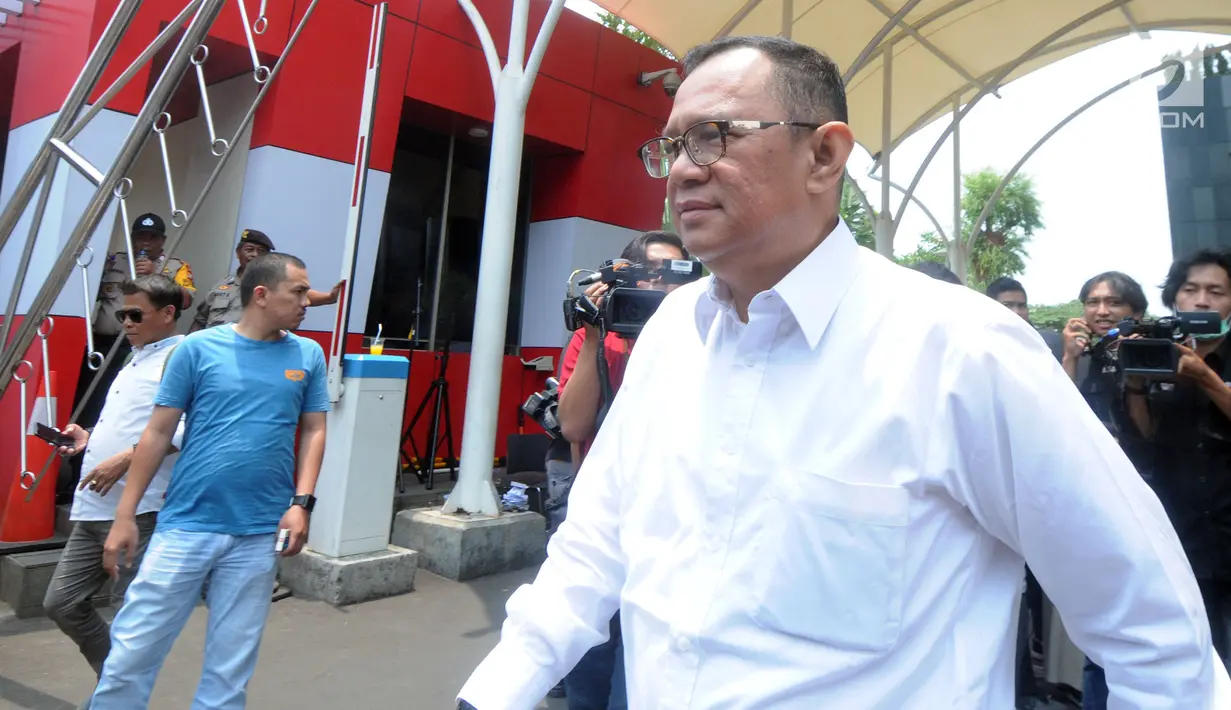 Mantan Sesmenpora, Alfitra Salamm usai menjalani pemeriksaan oleh penyidik di Gedung KPK, Jakarta, Senin (23/9/2019). Alfitra Salamm diperiksa sebagai saksi untuk tersangka Miftahul Ulum Asisten Pribadi Menpora Imam Nahrawi. (merdeka.com/Dwi Narwoko)