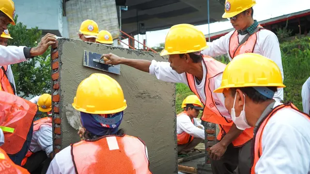 Semen Indonesia bikin pelatihan tata cara penggunaan material bahan bangunan yang tepat dan efisien untuk tukang bangunan atau tenaga konstruksi. (Dok Holding BUMN Semen)