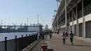 Warga berjalan di luar pusat pameran ExCeL, London, Inggris (25/3/2020). Menkes Inggris Matt Hancock pada Selasa (24/3) mengungkapkan bahwa rumah sakit sementara akan didirikan di gedung ExCeL, sebuah pusat pameran di London timur, dengan kapasitas tampung hingga 4.000 pasien. (Xinhua/Tim Ireland)