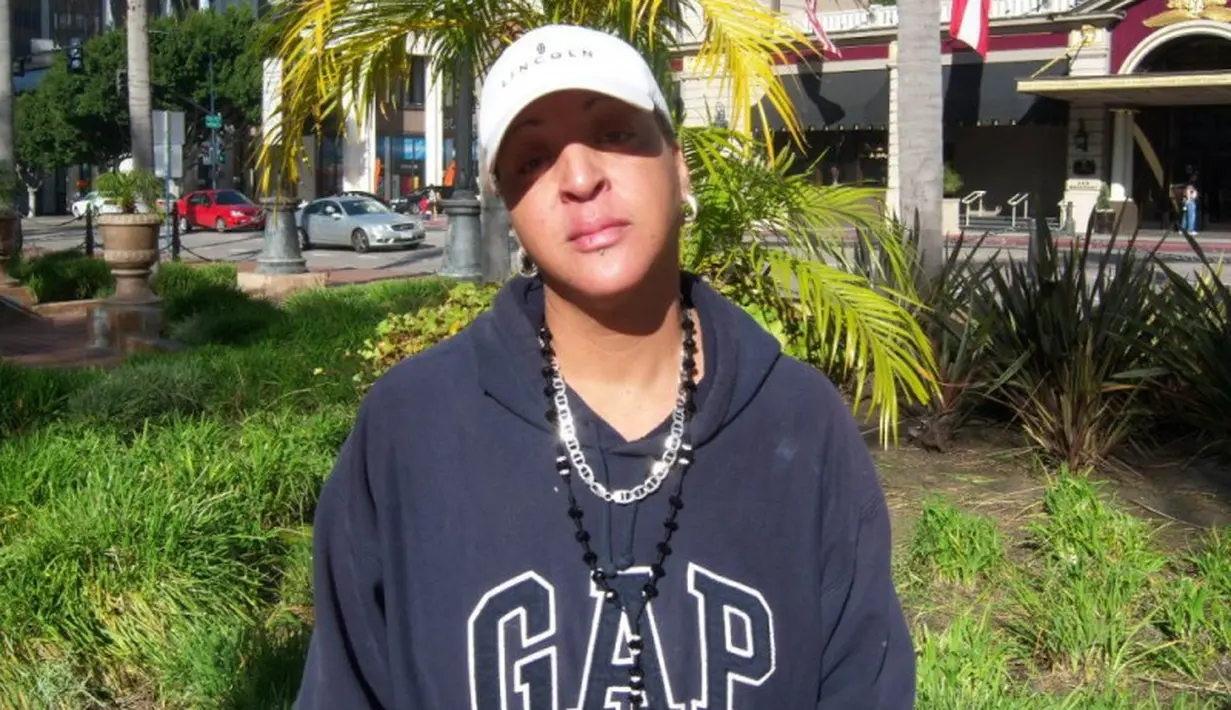 Debbie Clark terkenal berat American Gladiator. Setelah mengalami cidera, kariernya pun berakhir. Kini ia hidup sebagai gelandangan dengan anaknya. (Patch)