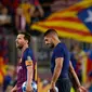 Pemain Barcelona, Lionel Messi dan rekan setimnya, Luis Suarez meninggalkan lapangan usai laga grup B Liga Champions melawan PSV Eindhoven di Camp Nou, Selasa (18/9). Messi tampak membawa bola yang dipakai dalam pertandingan itu pulang. (AFP/Josep LAGO)