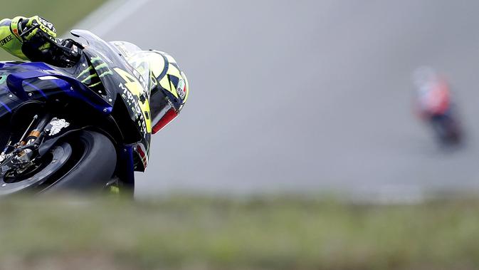 Pembalap MotoGP, Valentino Rossi saat balapan di Sirkuit Brno. (AP Photo/Petr David Josek)