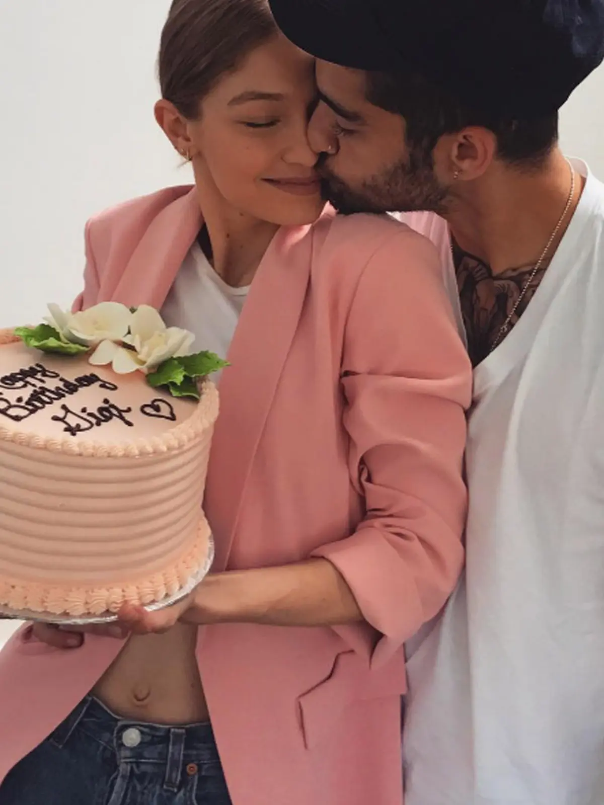 Zayn Malik memberikan kue dan ciuman spesial untuk Gigi Hadid di ulang tahun sang kekasih yang ke-22. (Instagram Gigi Hadid)