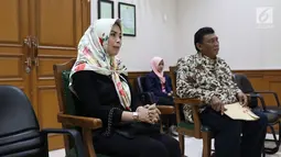 Istri gitaris Band Slank Abdee Negara, Anita Dewi Farida (kiri) menjalani sidang perceraian di PA Jakarta Selatan, Senin (9/7). Anita menghadirkan asisten rumah tangganya, Asih, sebagai seorang saksi. (Liputan6.com/Immanuel Antonius)
